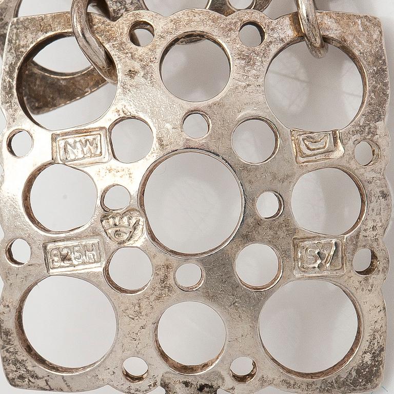 Liisa Vitali, kaulaketju ja rannekoru, "Leppäkerttu", sterling hopeaa, Westerback, Helsinki 1971 ja 1972.