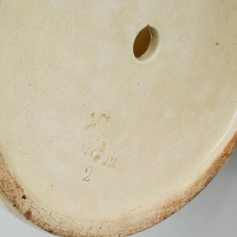 KONSOLER, ett par, YTTERFODER samt JARDINIÈRE, majolika, Gustavsberg och Rörstrand, omkring sekelskiftet 1900.