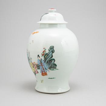 A Chinese porcelain urn with cover, 20th century.