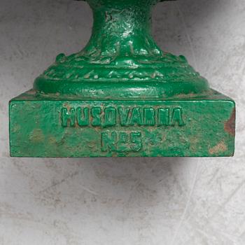 TRÄDGÅRDSURNOR, ett par, gjutjärn, Husqvarna No5, omkring 1900.