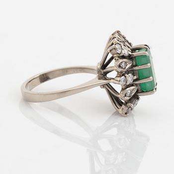 Ring med smaragd och diamanter.
