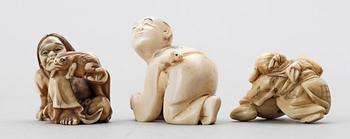 NETSUKE, 3 st, ben, Japan, sannolikt Meiji (1867-1911).