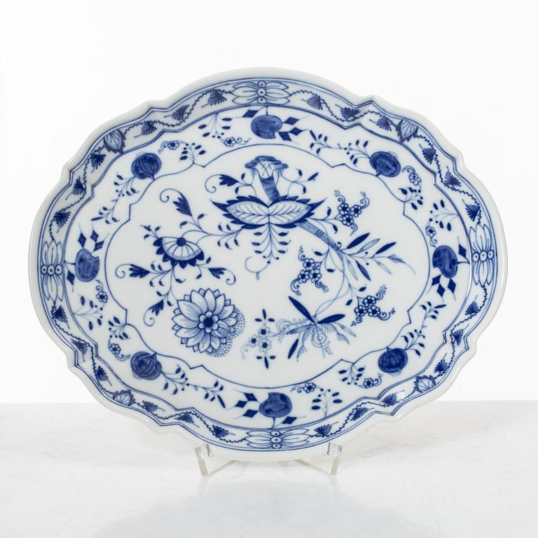 Meissen, a set of nineteen porcelain parts, 'Zwiebelmuster/Blue Onion', Germany.