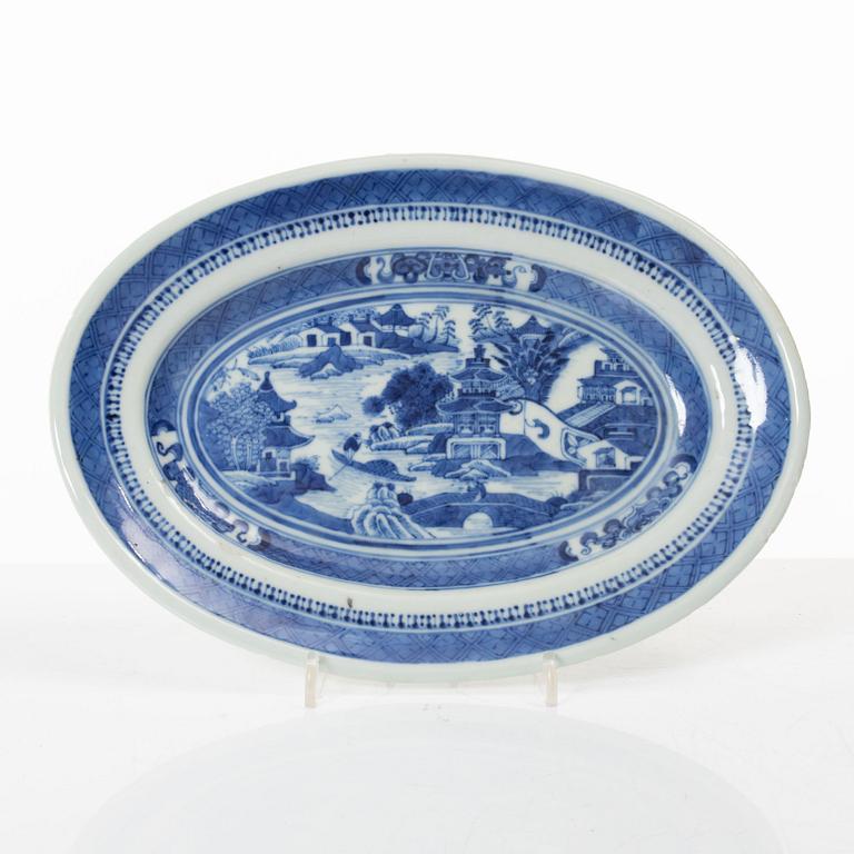 Form och stekfat, porslin, Kina, Qingdynastin, omkring 1800.