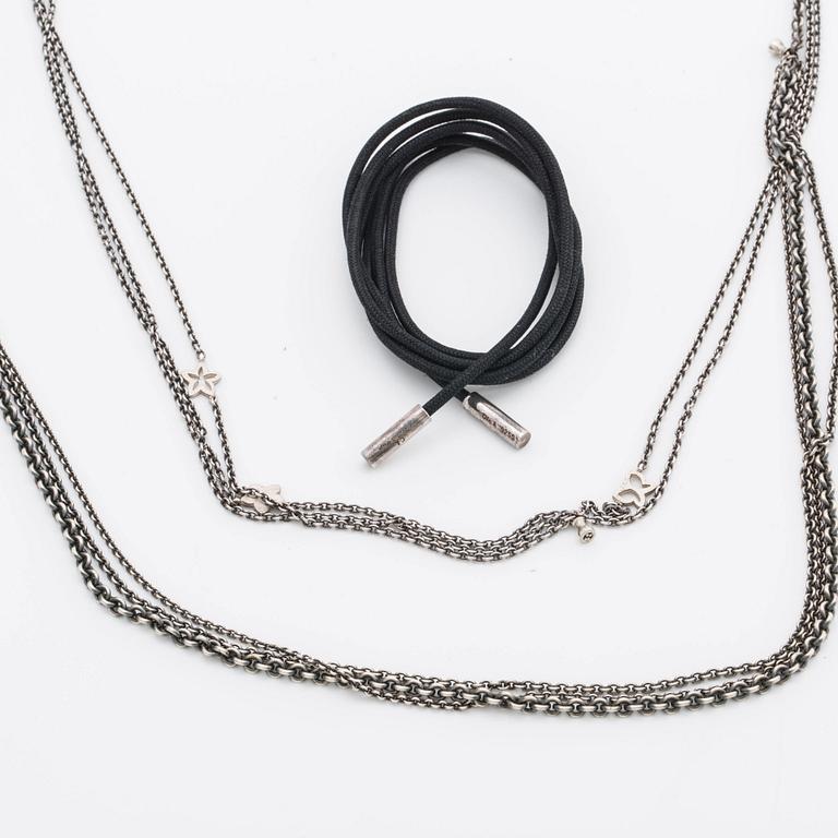 LYNGGAARD 2 tre-radiga collier samt textil-band med silveravslutning.