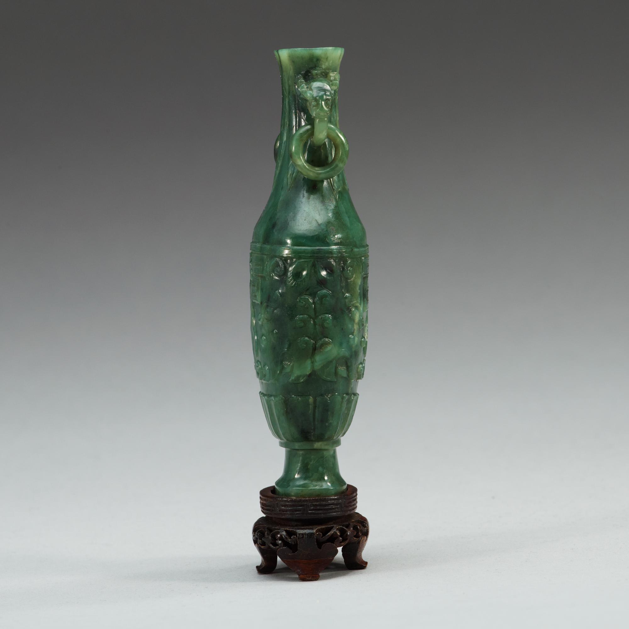 A arcaistic nephrite vase, late Qing dynasty (1644-1912).