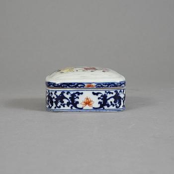 ASK med LOCK, porslin. Kina, 1900-tal.