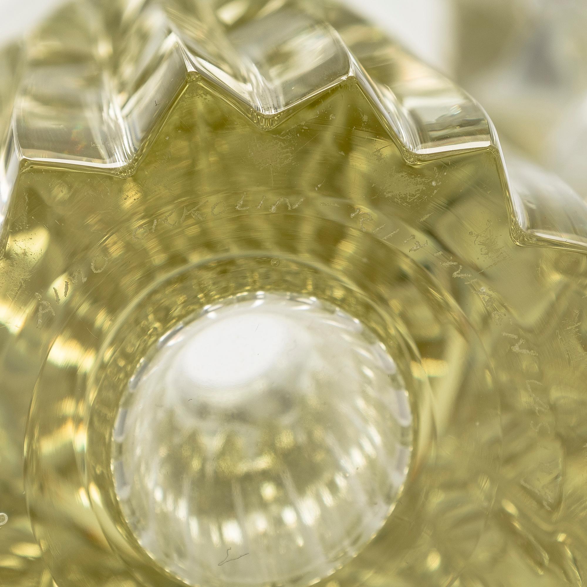 Aimo Okkolin, A glass vase, 'Ulpukka' (A Yellow water lily), signeerattu Aimo Okkolin Riihimäen Lasi Oy.