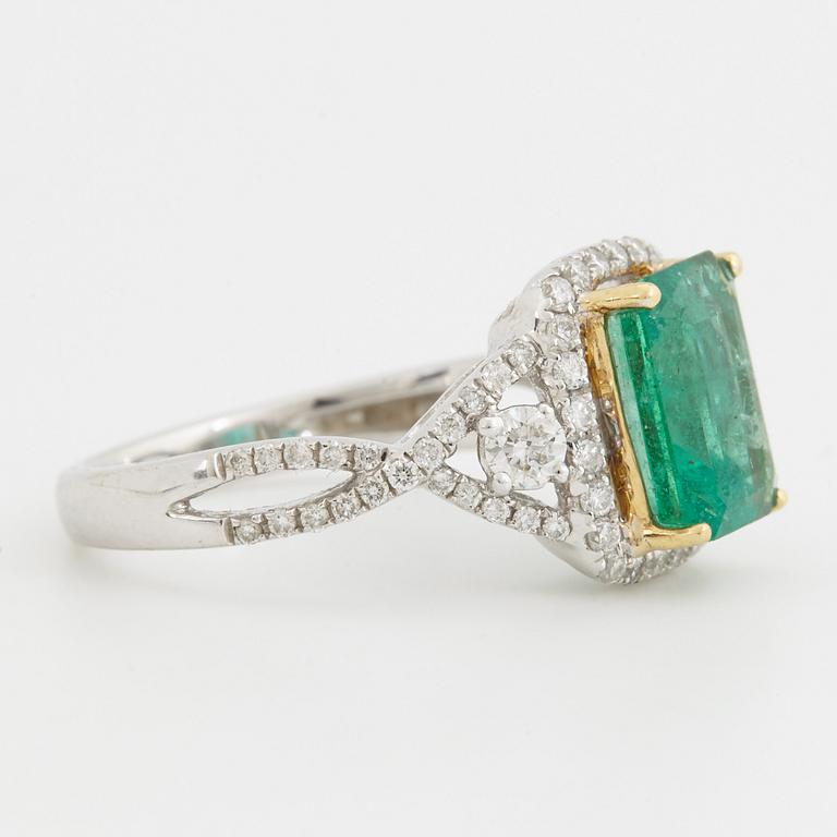 RING, med smaragd ca 2.20 ct samt briljantslipade diamanter ca 0.55 ct.