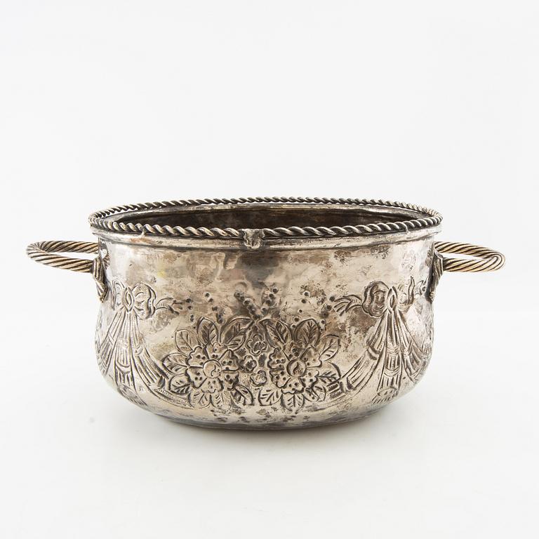 Ytterfoder/Skål Barock-stil nysilver 1900-talets första hälft.