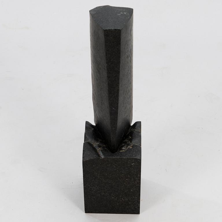 JARKKO ROTH, mustaa graniitti, signeerattu ja päivätty -74.