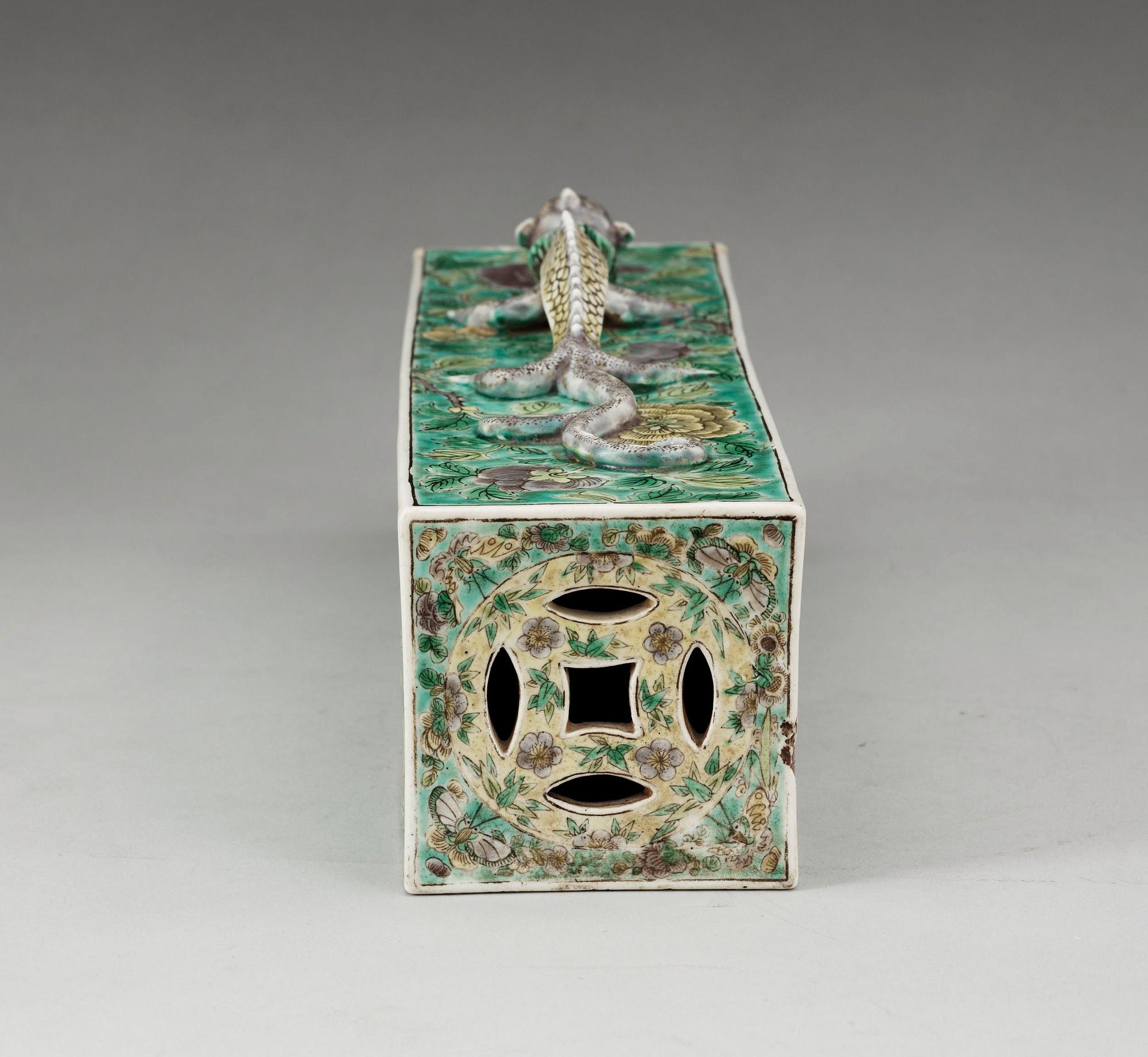 A rare famille verte scroll weight, Qing dynasty (1644-1912).