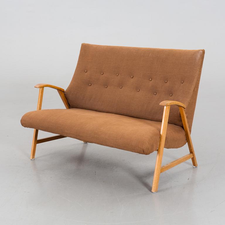 A MID20TH CENTURY SOFA.