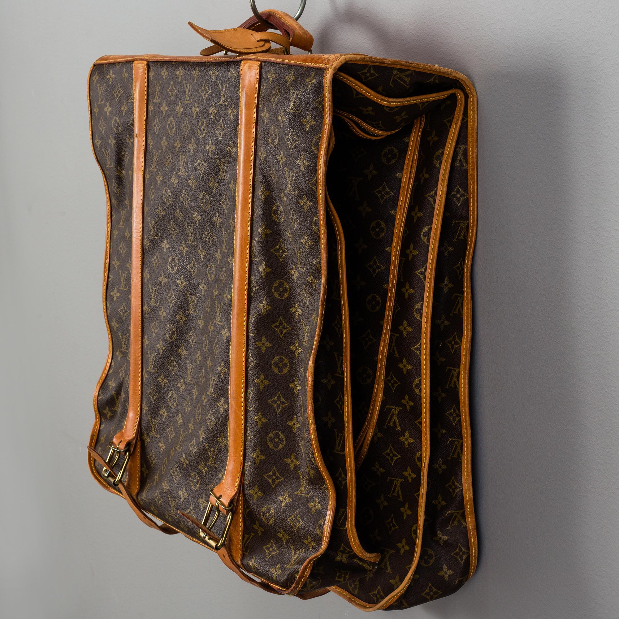 A Louis Vuitton vintage Monogram Canvas Homme Garment Bag. Bukowskis