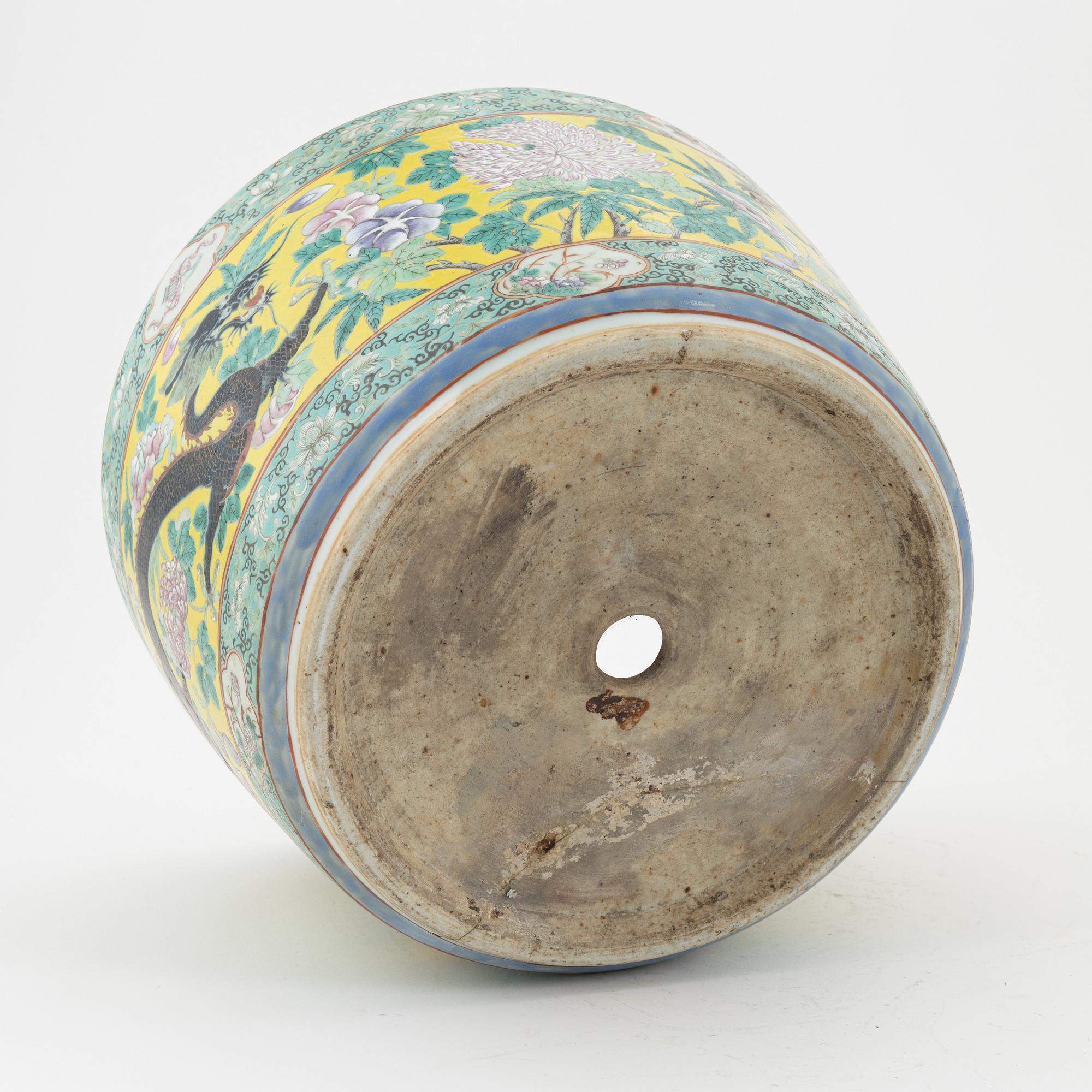 A large enamelled four clawed dragon flower pot, Qing dynasty, circa 1900.