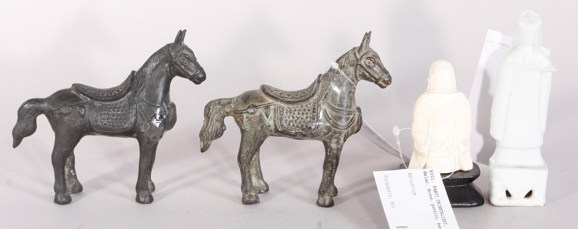 PARTI ORIENTALISKT, 4 delar. Brons, porslin, ben.