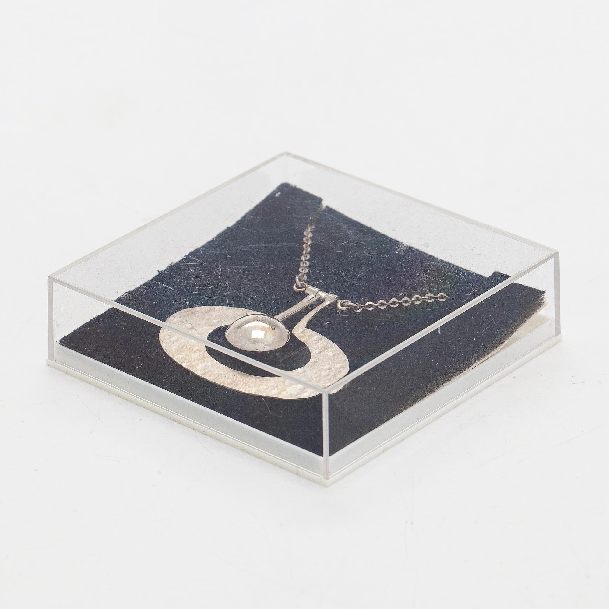 Tapio Wirkkala, riipus, "Päärynä", sterlinghopeaa, ja ketju. Kultakeskus, Hämeenlinna 1975.