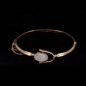 ARMRING, guld 14K, snökvarts, N. Westerback, Helsingfors 1958. Vikt 11,2 g.