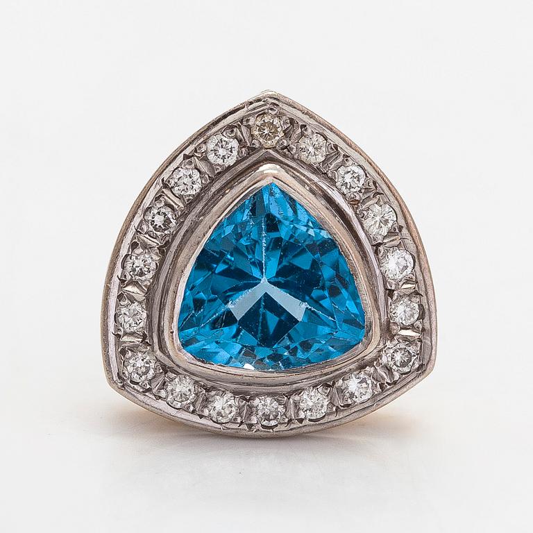 Hänge, 18K guld, med en triangelslipad topas och diamanter totalt ca. 0.18 ct.