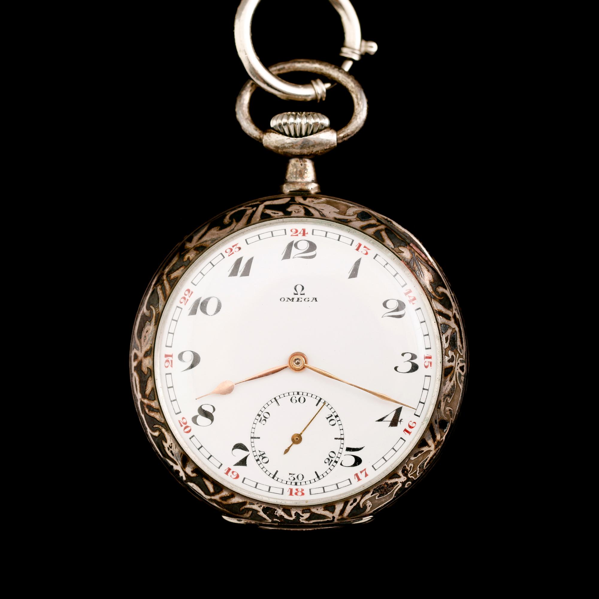 FICKUR, silver, Omega, omkring år 1900. Total vikt ca 98 g.