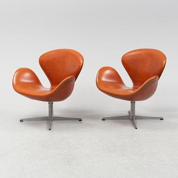 Arne Jacobsen, fåtöljer, ett par, "Svanen", Fritz Hansen, Danmark, 1968.