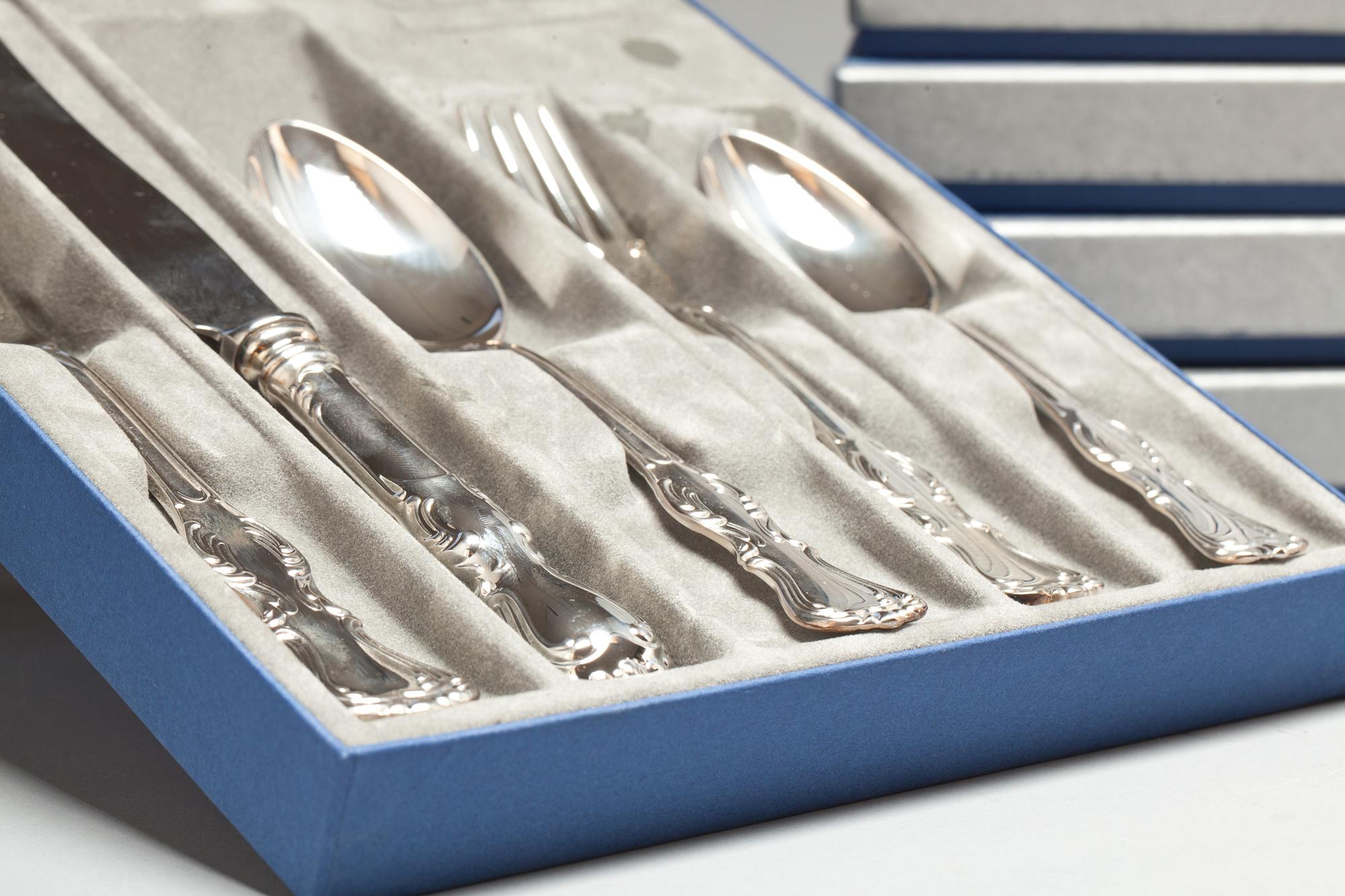 BESTICK, 60 delar. sterlingsilver, Gense, "Prins Albert". Tot c:a 4300 g inkl stålblad.