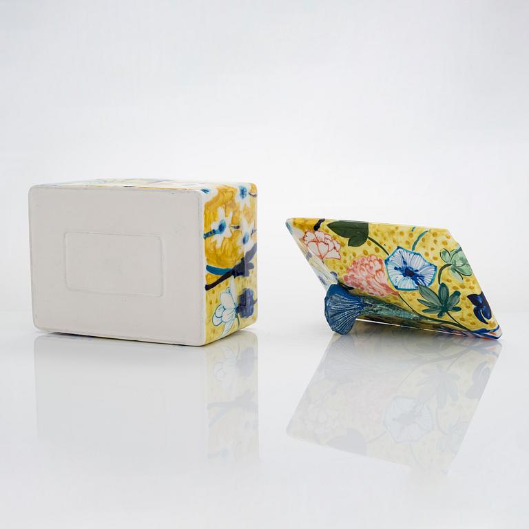 Dorrit von Fieandt, a porcelain box signed DvF ARABIA.