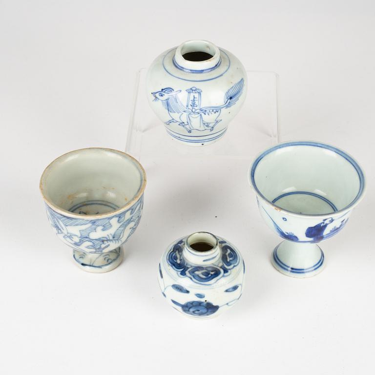 Stemcups, två stycken samt två minityrurnor, porslin. Mingdynastin (1368-1644).