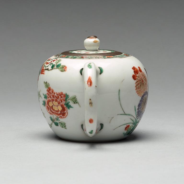 A famille verte teapot with cover, Qing dynasty, Kangxi (1662-1722).