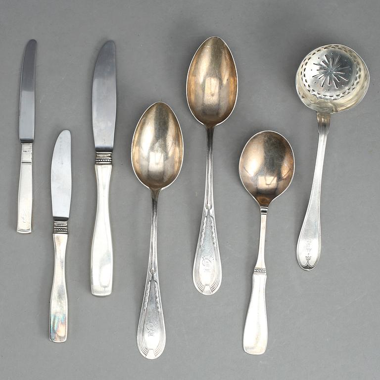 PARTI BESTICK, 38 delar, silver, första hälft 1900-talets. Längd av strösked 18 cm. Total vikt ca 1006 g.