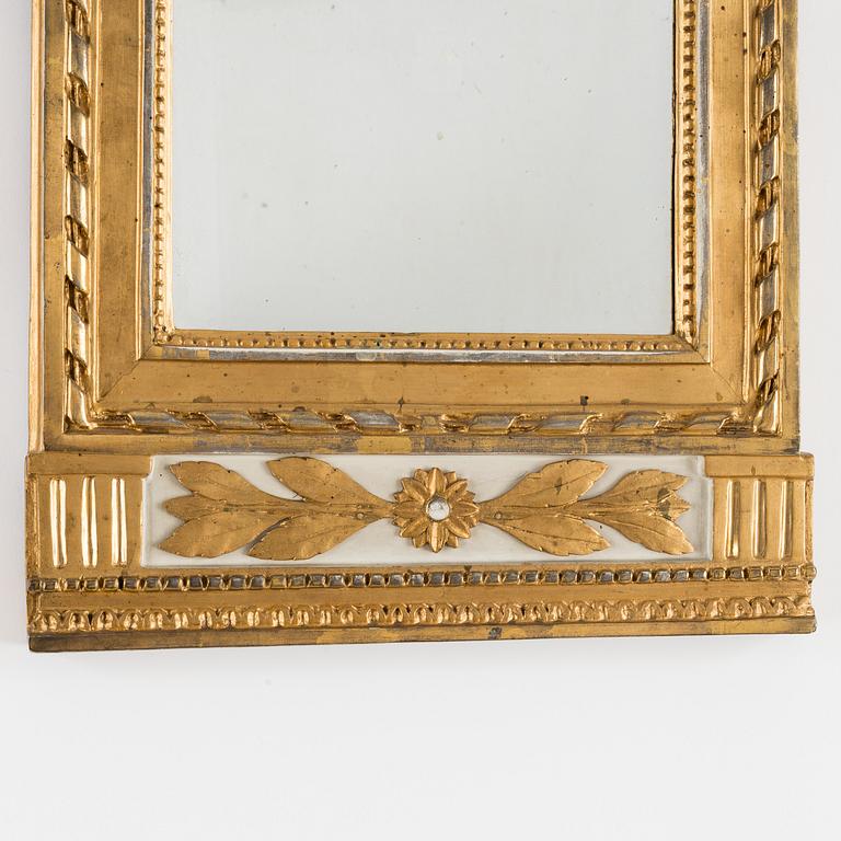 A late Gustavian mirror, beginning of the 19th century.