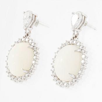 Örhängen 14K vitguld med opaler och  diamanter.
