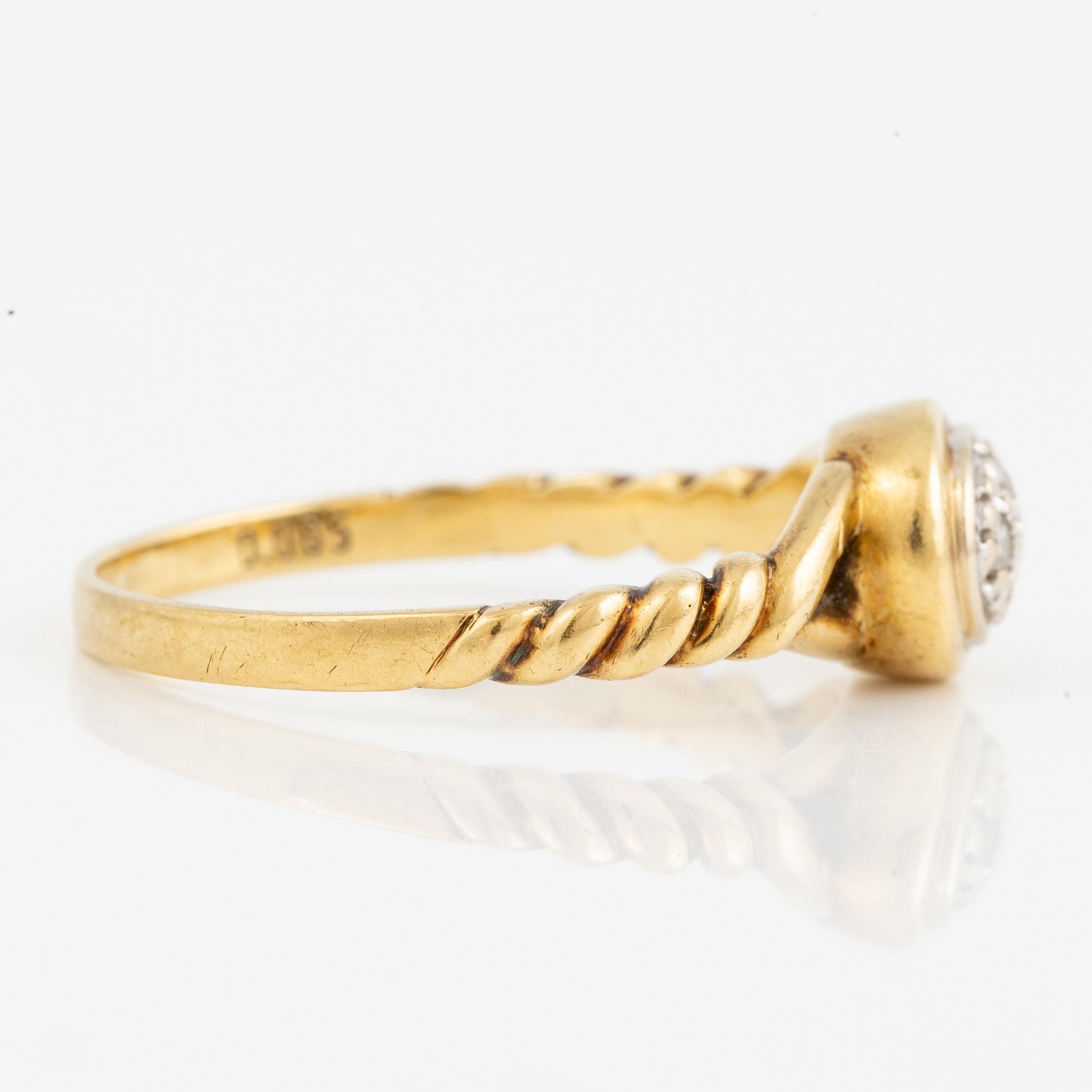 Ring, 18K gold with octagon-cut diamonds.