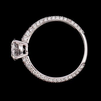 RING, 18 k vitguld, solitär briljantslipad diamant ca 1.09 ct, tot ca 1.91 ct.