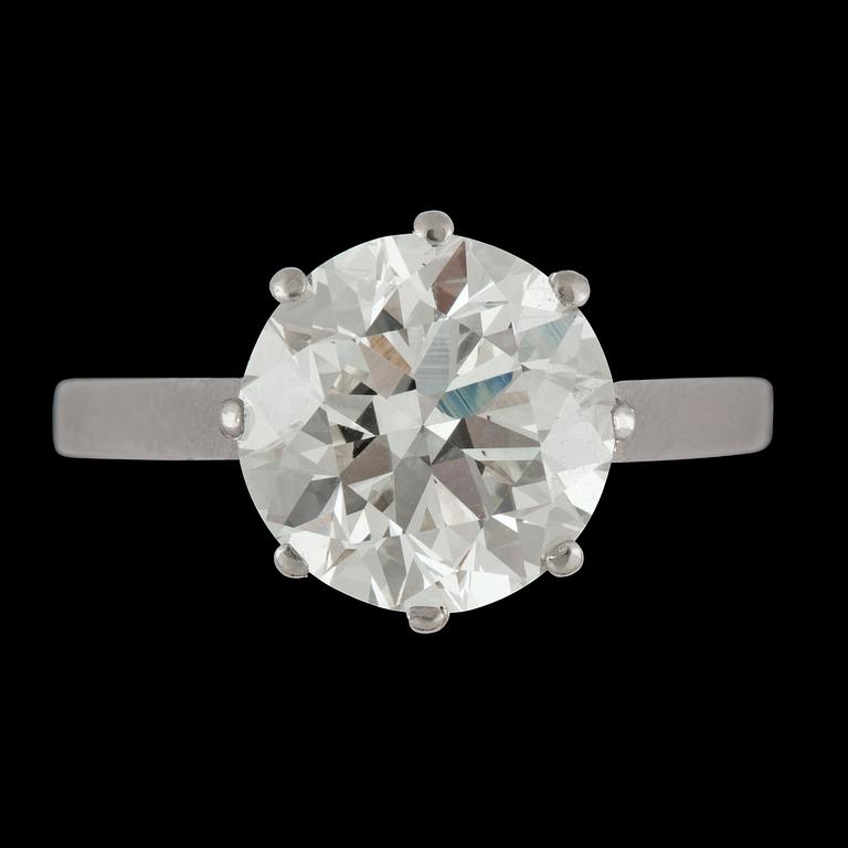 A solitaire diamond 4.03 cts ring. Quality according certificate I/VS1.