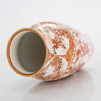 A Japanese porcelain vase from the Meiji period (1868-1912) .