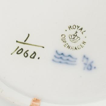 BOWL ON PLATE, porcelain, "Musselmalet helblond", Royal Copenhagen, 20th century.