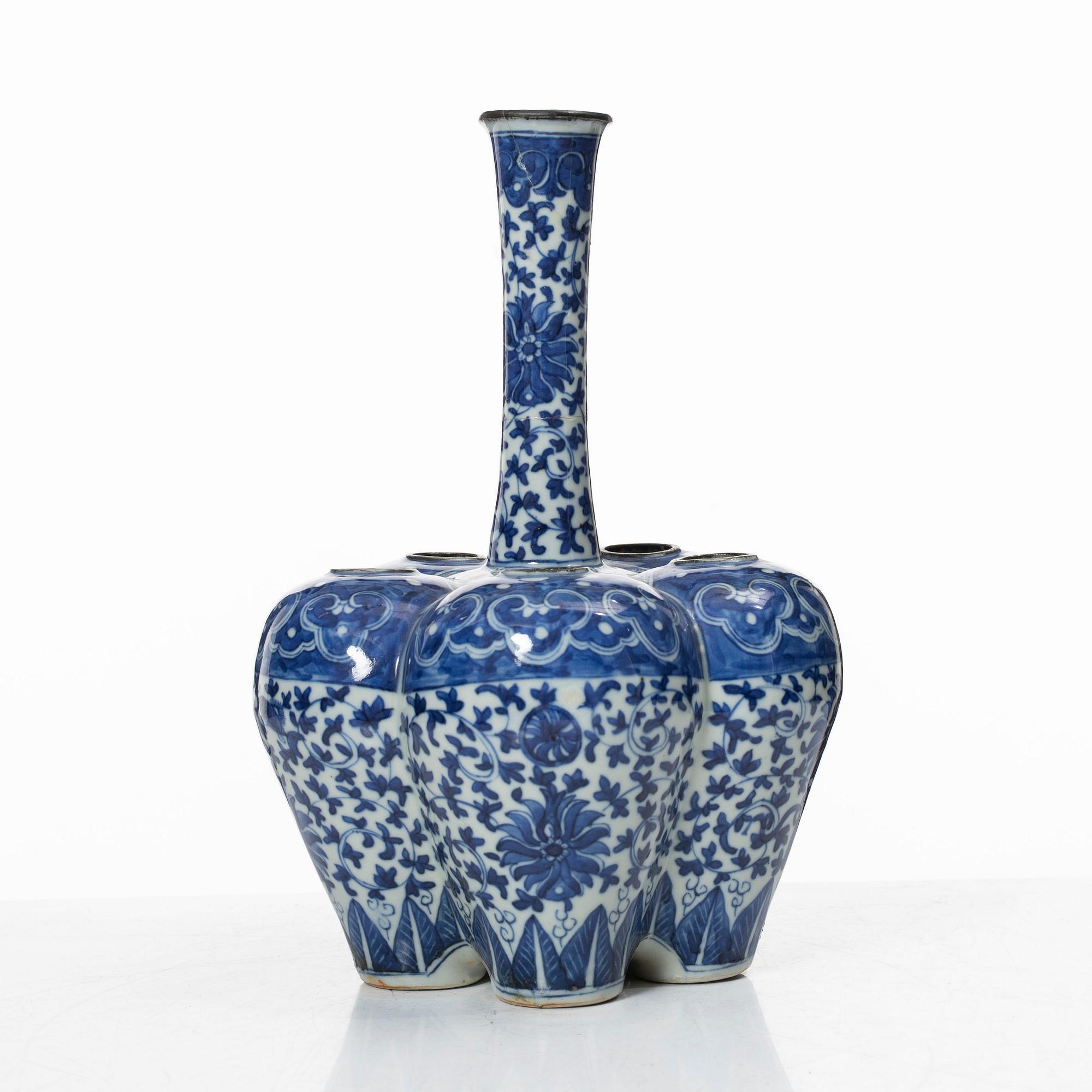 A blue and white tulip vase, Qing dynasty, circa 1900.