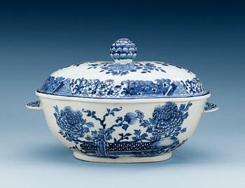 A blue and white tureen and cover, Qing dynasty, Qianlong. (1736-95).