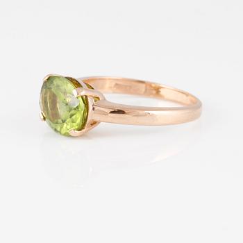 RING, 18K roséguld med fasettslipad peridot ca 2.80 ct, Italienska stämplar. Vikt 3,8 gram.