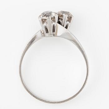 Ring, tvillingring, vitguld med två gammalslipade diamanter.