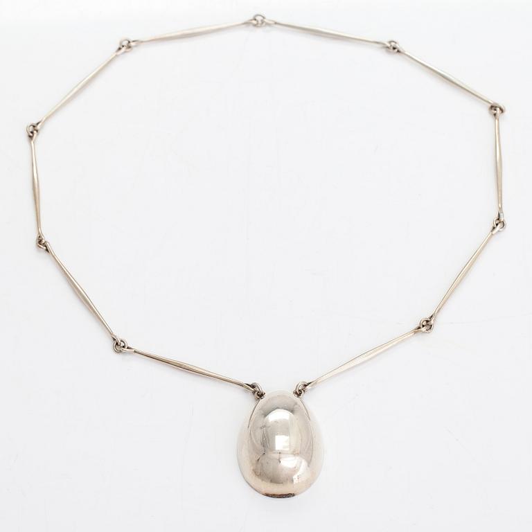 Georg Jensen/Astrid Fog, a sterling silver necklace. Model no. 122.