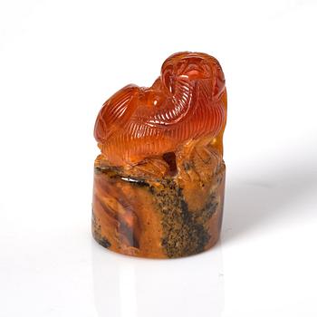 An amber brush washer and three miniature figurines, China, late Qing/early 20th Century.