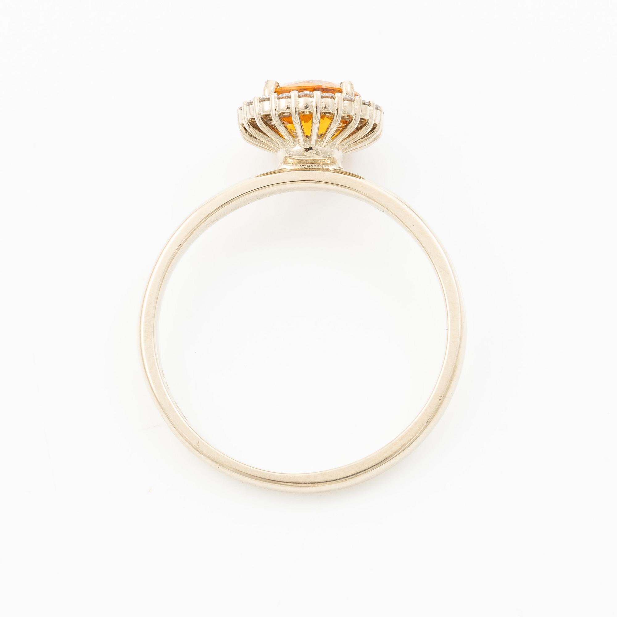 Ring 14K gold with citrine and brilliant-cut diamonds.