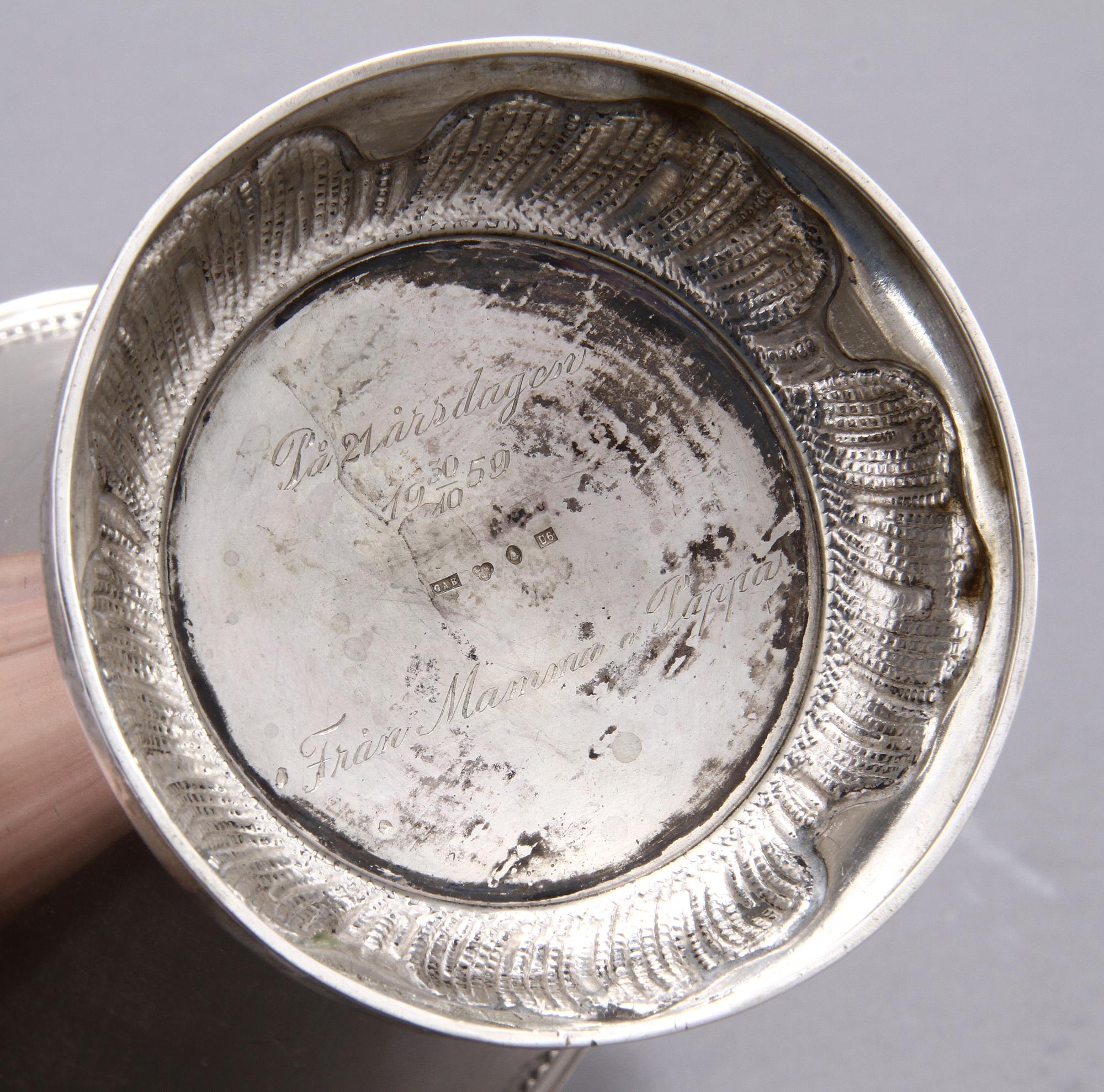 BÄGARE samt SOCKERRUSKA, silver, 1898 respektive importstämpel. Vikt ca 477 gr.