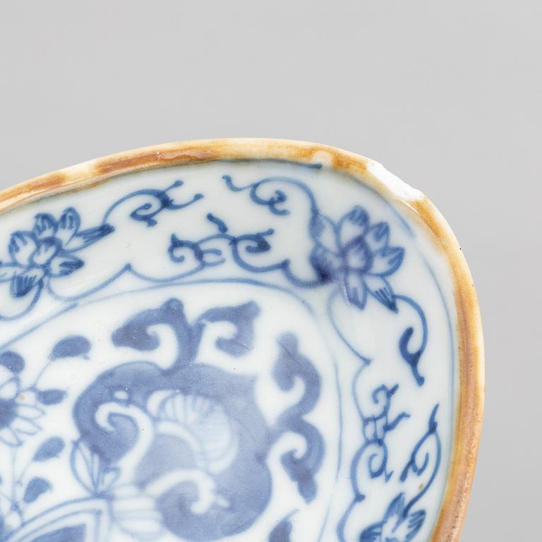 A group of Chinese porcelain, Kangxi (1662-1722) and Qianlong (1736-95). 13 pieces.