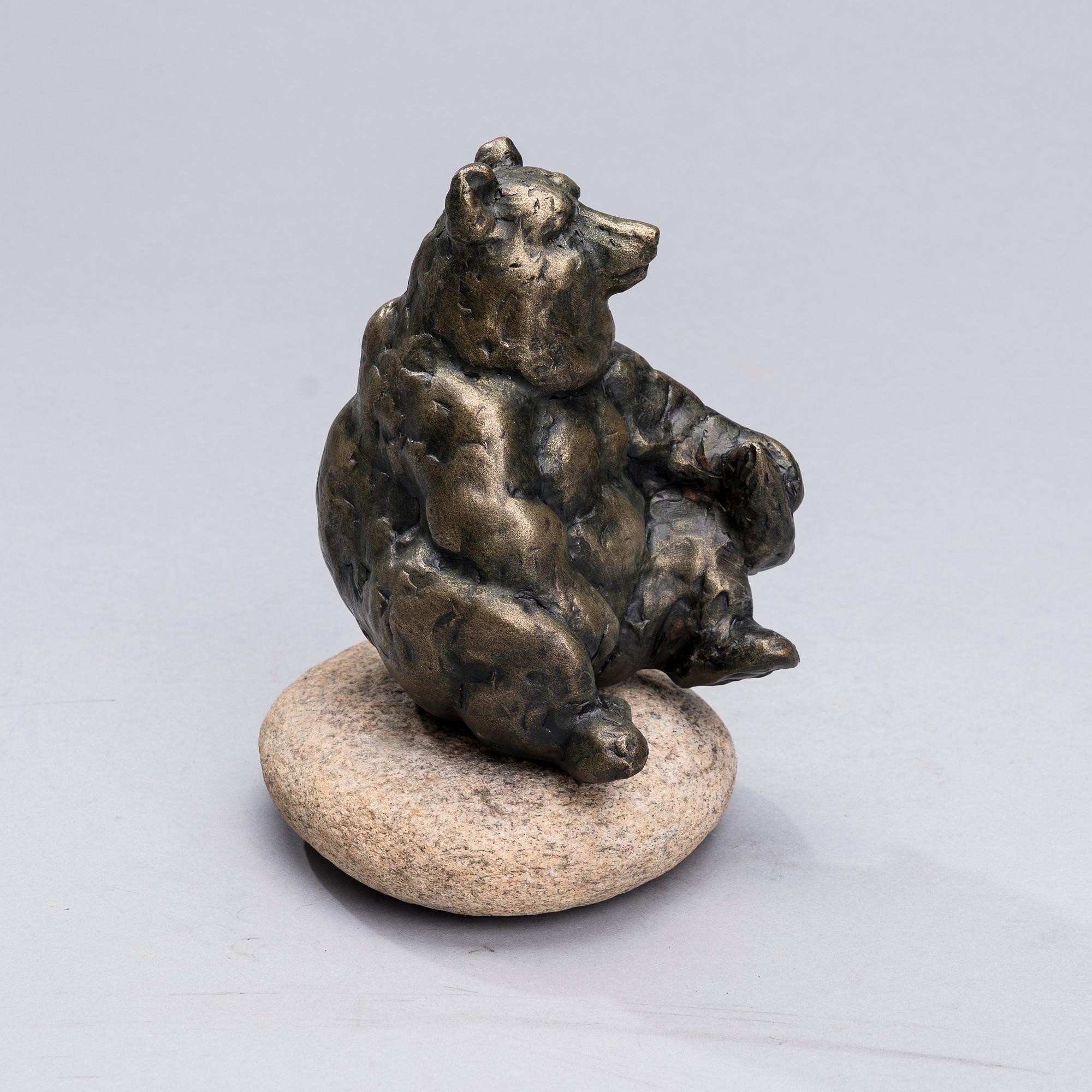 REIJO HUTTU, gjuten bronspulverharts, signerad och daterad -02 i godset.