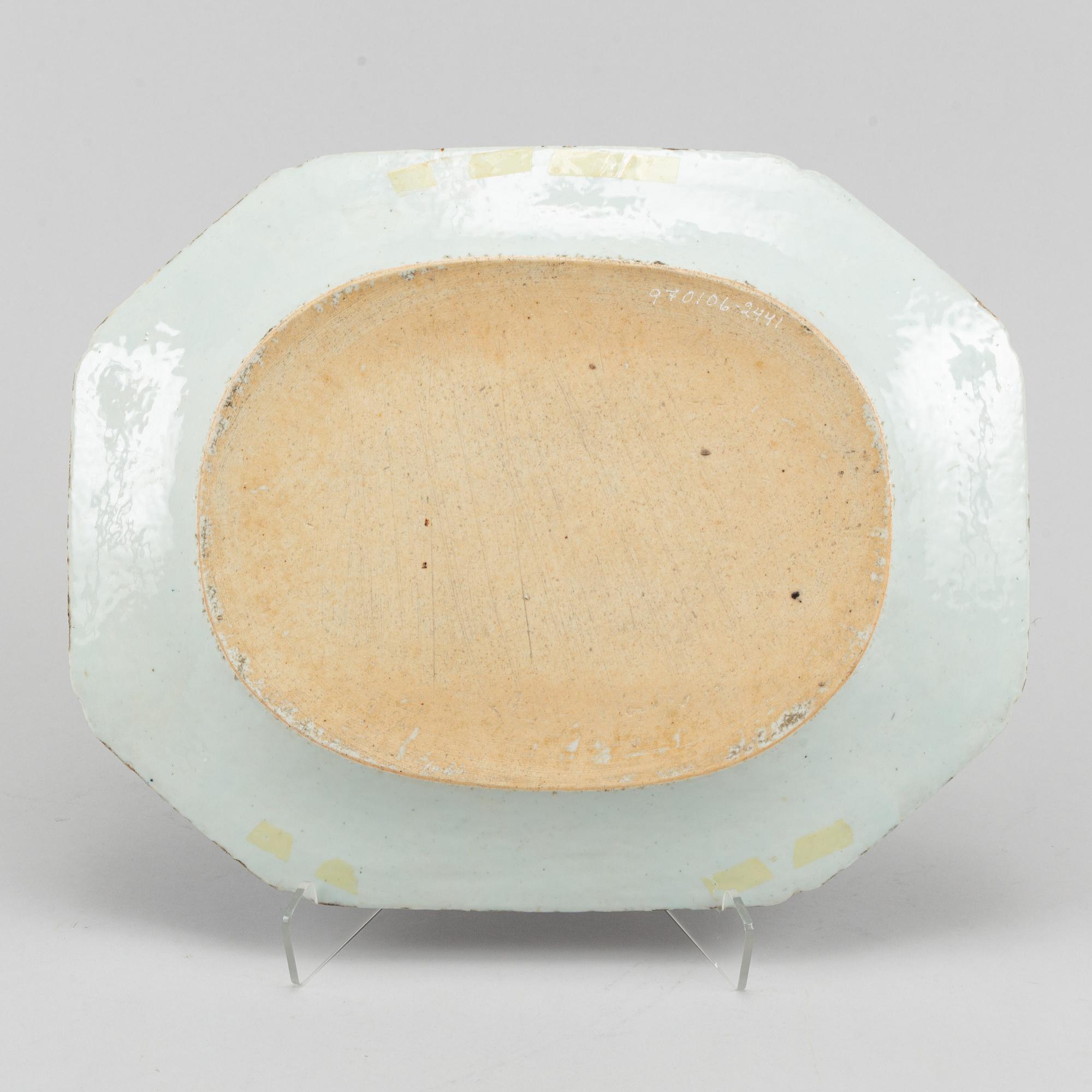 A blue and white export porcelain serving dish, Qing dynasty, Qianlong (1736-95).