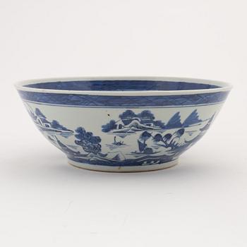 A blue and white bowl, Qing dynasty, circa 1900.