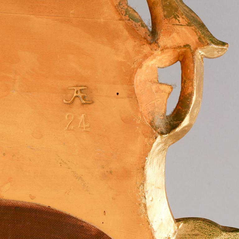 SPEGEL, rokokostil, monogrammärkt "AE" a tergo. 1900-talets andra hälft.
